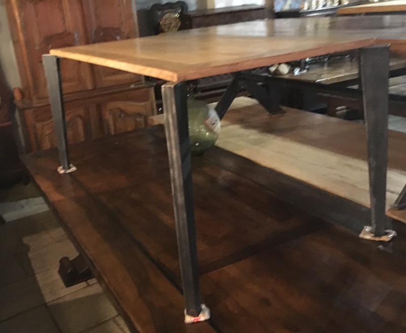 铁脚餐桌