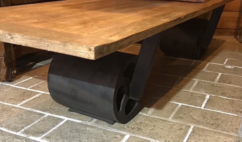 铁脚餐桌
